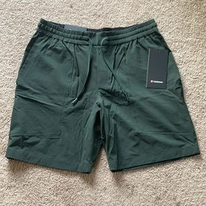 NWT Lululemon Mens Bowline Short 8” L